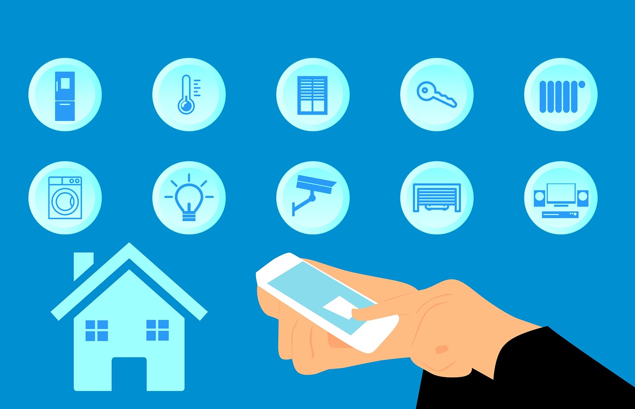 Illustration einer Hand auf blauem Hintergrund, die intelligente Haushaltsgeräte für Beleuchtung, Temperatur, Sicherheit und Unterhaltung mit ihrem Smartphone steuert